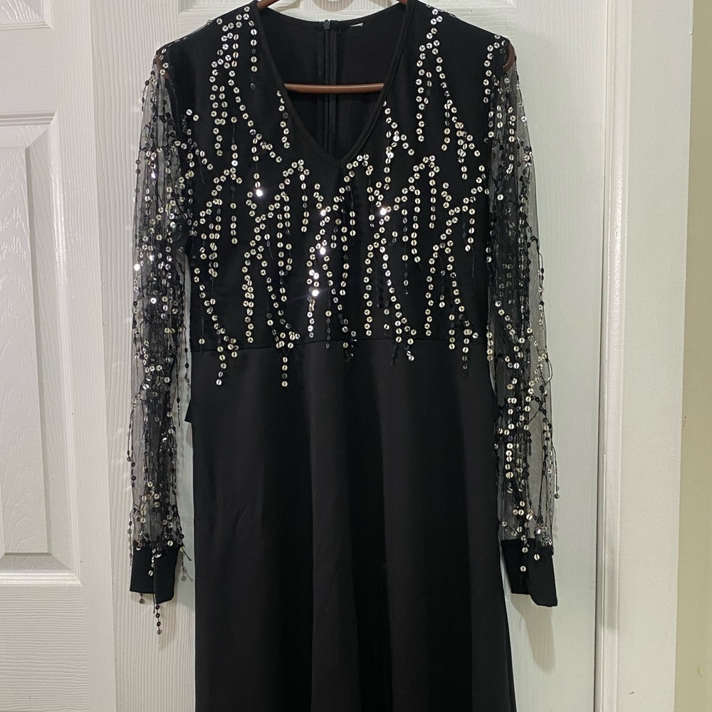 sequined mesh maxi dress featuring a high waist, V-neck and ankle-length.